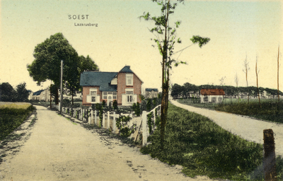 14248 Gezicht in de latere Julianalaan en de Molenweg met bebouwing te Soestdijk (gemeente Soest) uit het noordoosten; ...